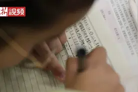 哥哥约会不忘带弟弟写作业 开学在即萌娃“扎堆”图书馆补作业视频封面