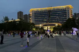 带大家看看“中国电器之都”柳市镇政府广场，人山人海，热闹非凡视频封面