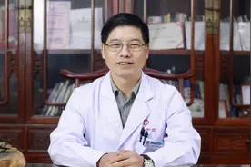 年过中年脸上还在长痘痘，是怎么回事？我们要避免这三个原因！视频封面