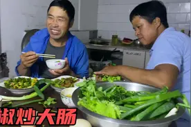 7岁女儿学做饭，切菜洗菜有模有样，妈妈嘴上嫌弃着，心里美滋滋视频封面
