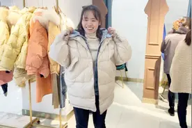 娟子三姐妹乘公交赶县城，超市里漂亮衣服真不少，三姐妹都来试试