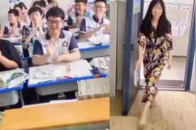 中学老师换发型打扮的美美的走进教室 学生们的反应亮了！视频封面