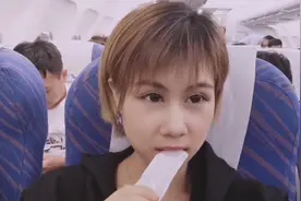 飞机上可以不关机？小彩宝第一次听说，以后坐飞机可以看电视了视频封面