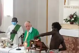 主持弥撒时 一男子大吼大叫闯入现场抢劫 主教全程反应亮了视频封面