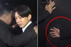 吸毒韩星刘亚仁拘捕令被驳回 离开拘留所时被人泼水，他回头怒瞪视频封面