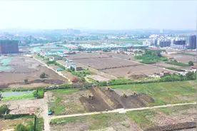 盐城城北拆迁改造拉开序幕，破旧建筑被拆除，工地呈现繁忙景象视频封面