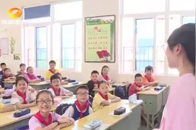 可爱的学生离不开温暖的教师，小学生集体呵护怀孕的班主任视频封面