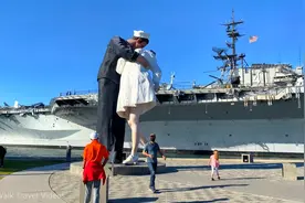 美国加州-海港村-海军中途岛-胜利之吻！