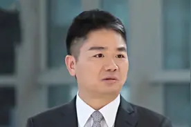 刘强东现身首都机场，知情人士：孩子出生后他便立即回国工作视频封面