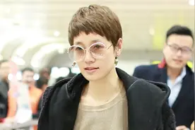 马伊琍穿驼色裙搭黑大衣亮相 干练潇洒气质好视频封面