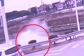 常熟：轿车坠河冷水漫过司机脖子  警民接力托起司机头部视频封面