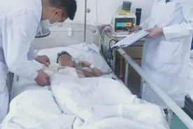 飞机返回二次开门接断臂男孩后续：接臂手术已成功完成视频封面