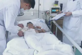 飞机返回二次开门接断臂男孩后续：接臂手术已成功完成视频封面