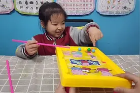 乐乐和妈妈一起挑战打台球！视频封面