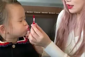 看妈妈涂口红女宝也要臭美，妈妈假装给她抹，接下来女宝太搞笑了视频封面