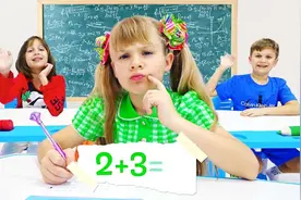 小女孩不会写数学作业，老师耐心的用苹果给她演示正确答案~视频封面