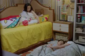 小别离：朵朵半夜醒来，发现爸妈在地上打地铺睡呢，感动落泪视频封面