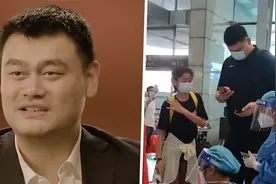 基因强！姚明带女儿现身机场做核酸，12岁姚沁蕾身高远超成人视频封面