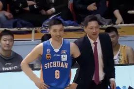刘炜在李春江面前故意犯规他儿子，李京龙：爸，叔叔抱我视频封面