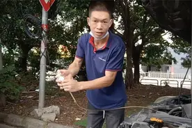 汽车机油加多了怎么办？自己亲手做个抽油神器成本不到1块钱。视频封面