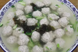 汆水丸子的正确做法，劲道有弹性，鲜嫩不腥不肥腻，比狮子头好吃视频封面