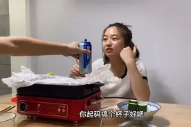 95后婚后生活，老公拉着我喝啤酒，这酒量说实话就像过家家！视频封面