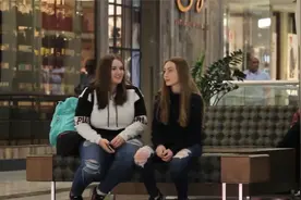 （搞笑视频）美女故意穿破洞裤，恶搞众人！视频封面