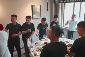 实拍河南农村婚礼现场，新郎新娘敬酒，酒桌文化不同喝酒自然不同视频封面