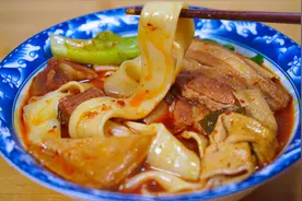 家常版牛肉板面，麻辣鲜香，简单美味，连吃2大碗还想吃视频封面