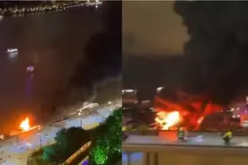 上海白玉兰码头一游艇着火 实拍：火吞船身浓烟冲天 消防紧急救援视频封面