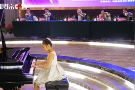 请欣赏重庆漂亮小女孩蒋子秋在舒曼国际钢琴大赛决赛现场的演奏视频封面