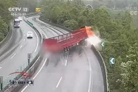 云南保山 雨天过弯重型半挂牵引车猛撞护栏直挂“悬崖之上”视频封面