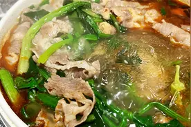 全职妈妈一人食午餐，自制一锅豪华版酸菜粉，方便食品吃出高级感