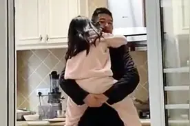女娃被妈妈训话，委屈大哭找爸爸当靠山，这一幕也太逗了！视频封面
