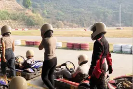 好多小姐姐过来玩室外卡丁车，我待会儿踩重点油门，多超她们几圈视频封面