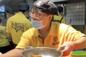 食堂阿姨亲妈式投喂学生 ，句句喊宝贝，米饭管饱