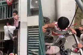 心太大！妈妈忘带钥匙让女儿爬窗上2楼取被卡 最后被消防救下视频封面