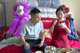 贵州马路边上一小伙结婚，新娘有身孕，太饿了，先吃饱了才去敬酒视频封面