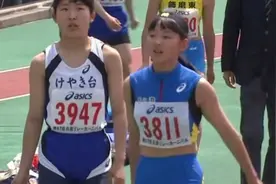 日本女高中生田径比赛，被雨水打湿全身，跑起来还那么有气势！视频封面