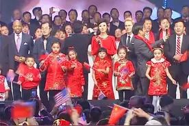 纽约华人齐唱《歌唱祖国》，全场直接沸腾了起来，厉害了我的国视频封面