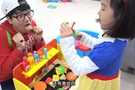 妹妹今天烧烤摆摊，哥哥尝了味道不好吃，于是开始教她怎么做