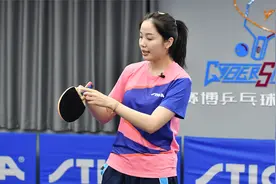 直板美女张蔷教你正手拉球握拍方式：手指和手腕一定要“包”住球视频封面