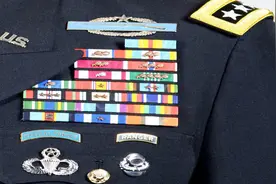 终于明白了！军装左胸的“马赛克”到底是啥？中美差别原来这么大视频封面