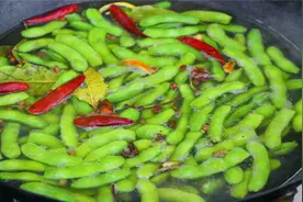 煮毛豆要碧绿脆爽，只需加入这个调料，冷水还是热水下锅也是关键视频封面