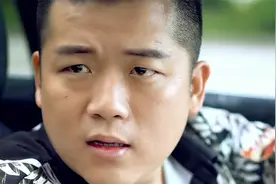男人用脚开车门还乱扔垃圾，司机看不下去，想要尊重先尊重别人！视频封面