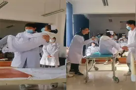 男生尝试一人搬运，当众一把抱起女同学，身后男生灵魂追问笑炸了视频封面