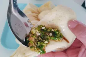 面粉别老是蒸馒头了，教你做山东美食千层饼，夹这青辣子，真过瘾视频封面