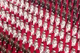 大型复制粘贴！礼兵队伍俯拍有多震撼？速来围观视频封面