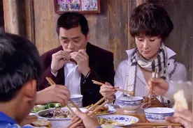 老板到保姆家做客，太太嫌饭菜脏不敢吃，不料儿子竟甩开腮帮子吃视频封面