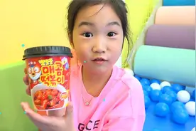 宝蓝在儿童室内游乐场吃炒年糕和炸酱面，有趣又好玩，太搞笑了！视频封面